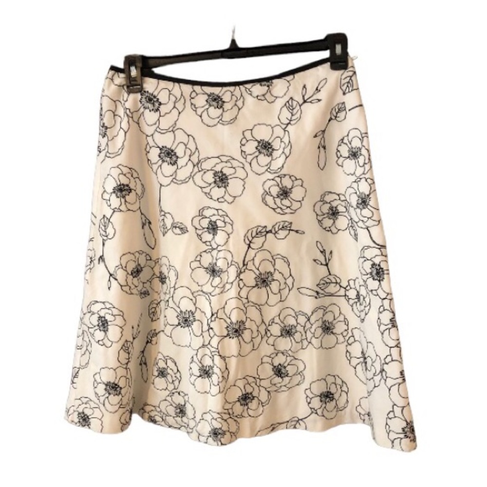 White House Black Market Embroider Flower skirt, fully lined, Black & white, 8